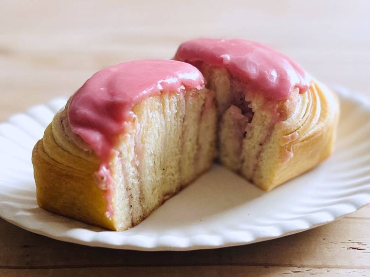 カルディのシナモンロール 桜を半分に割った様子