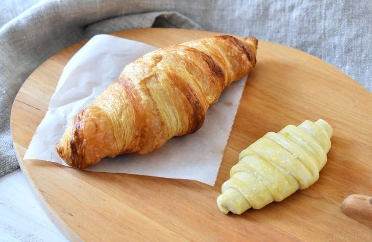 まな板に並べた冷凍クロワッサンと焼いたクロワッサン