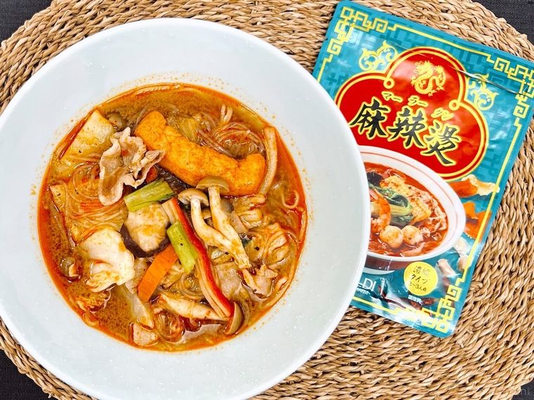 白い器に盛られた麻辣湯と、カルディの麻辣湯