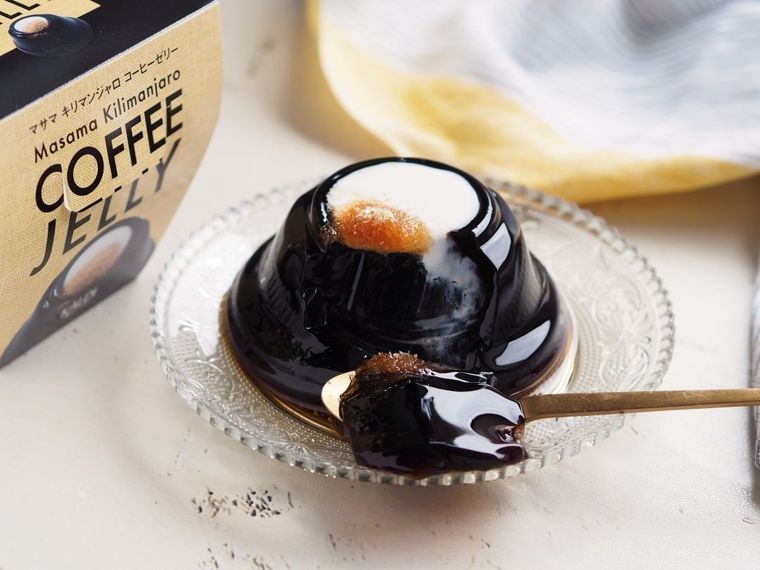 クリームと砂糖がかかったコーヒーゼリー