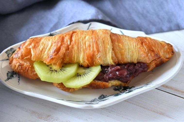 あんことキウイフルーツをはさんだクロワッサン