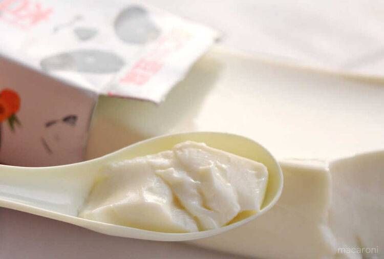 れんげですくったパンダ杏仁豆腐