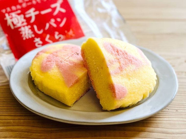 北海道から 北海道産マスカルポーネでつくった極チーズ蒸しパンさくらを半分にカットした様子