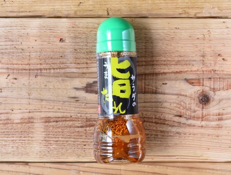 テーブルに置かれたサラダの旨たれのボトル