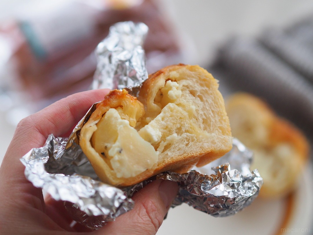 無敵のおかずパン ローソン新作 じゃがバターパン はレンジで感激の仕上がりに Macaroni