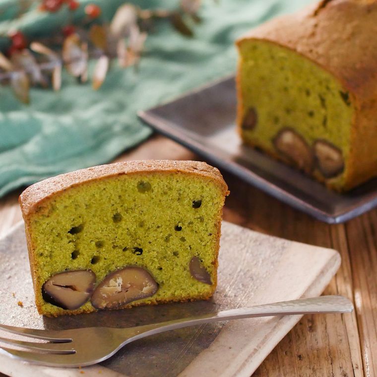 四角い皿にのせた抹茶と栗のパウンドケーキ