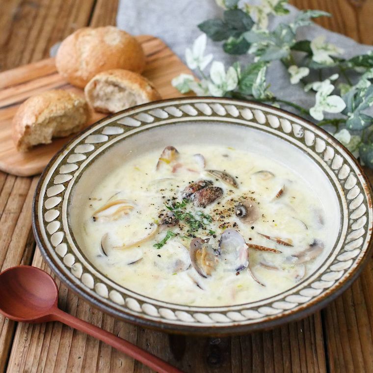 スープ皿に盛り付けられているしょうがクラムチャウダー