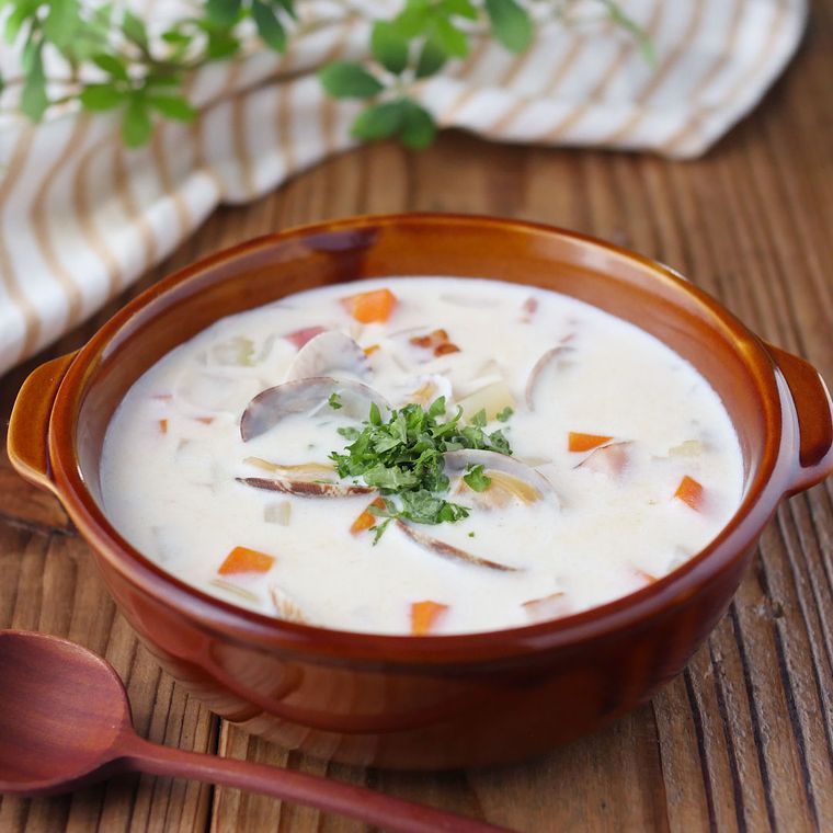 茶色いスープ皿に盛り付けられているクラムチャウダー
