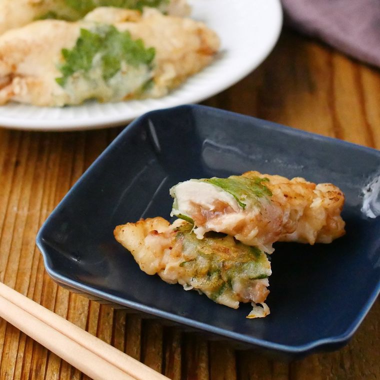 角皿に半分に切った梅ささみのふんわり揚げが入っている