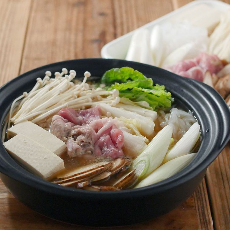 土鍋にしょうがの塩麹鍋の材料が入っている