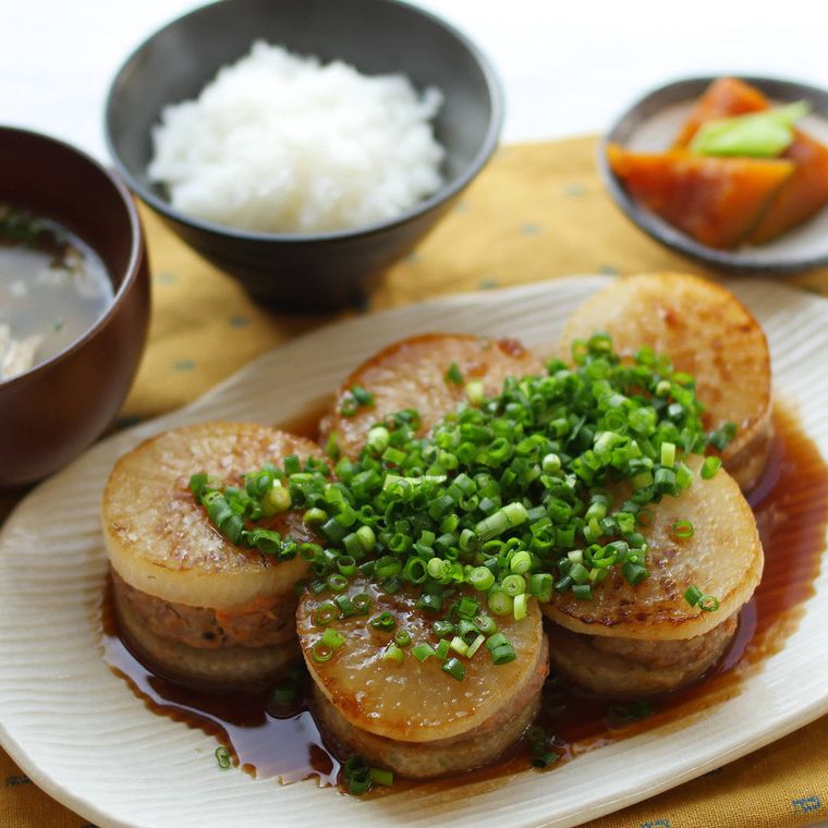 白い平皿に盛った大根のはさみ焼き