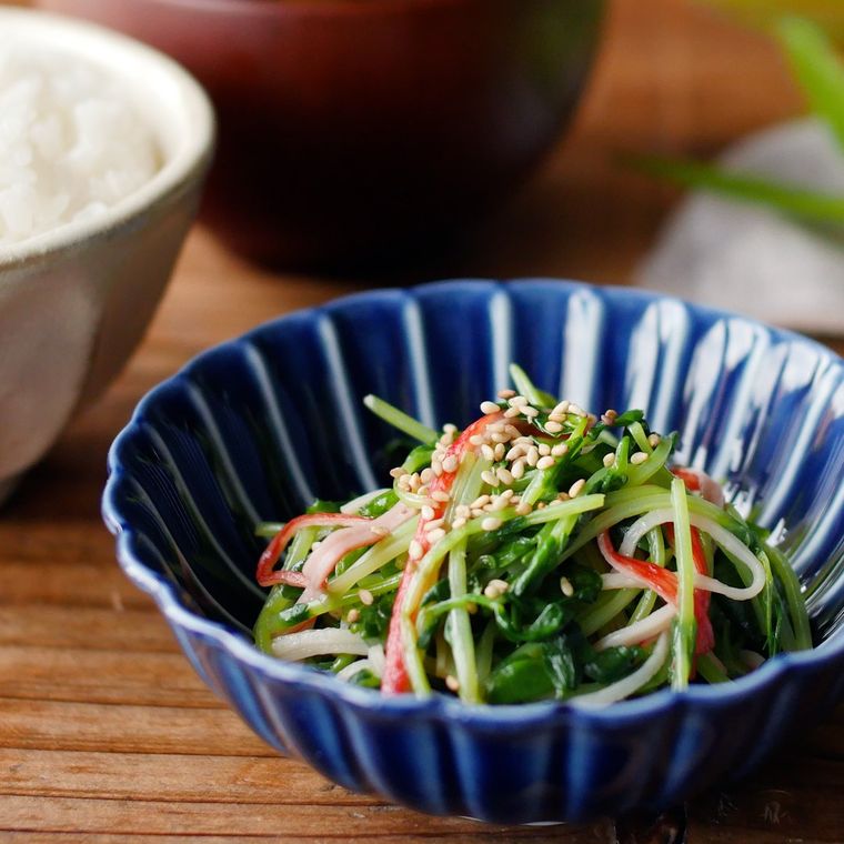 青い花形の皿に盛り付けられた豆苗と塩昆布のナムル