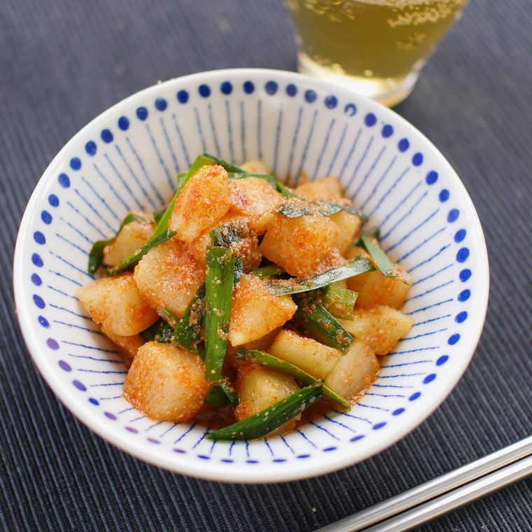 青い縞模様の皿に盛ったニラと大根のカクテキ