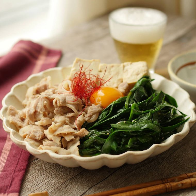 白い花びら型の皿に盛ったニラ肉豆腐