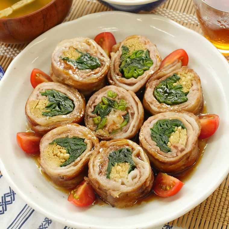 白い丸皿に盛ったニラの豚巻き