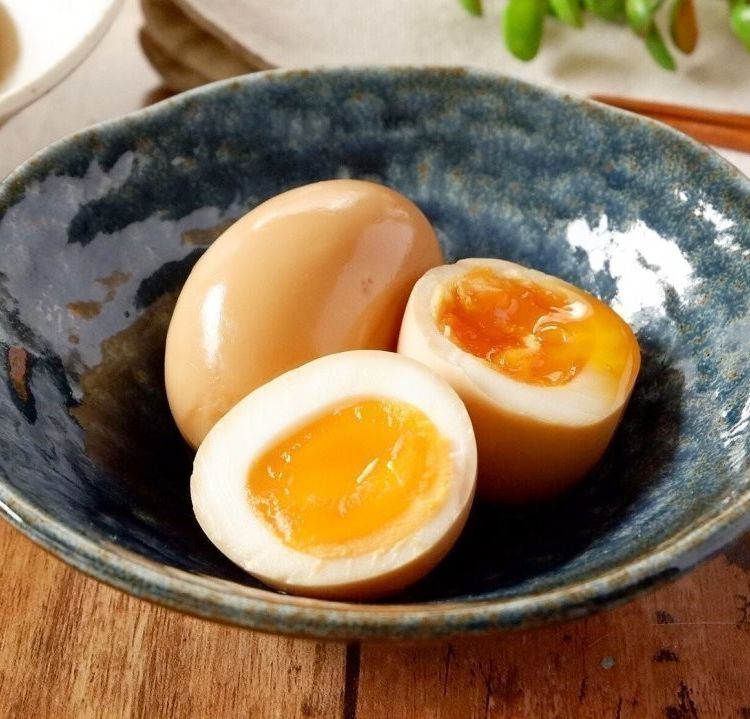 鍋で5分煮るだけ！時短で味染み「煮卵」のレシピ＆人気アレンジ - macaroni