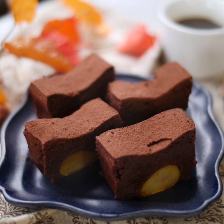 青い皿に盛られた、甘栗のガトーショコラ