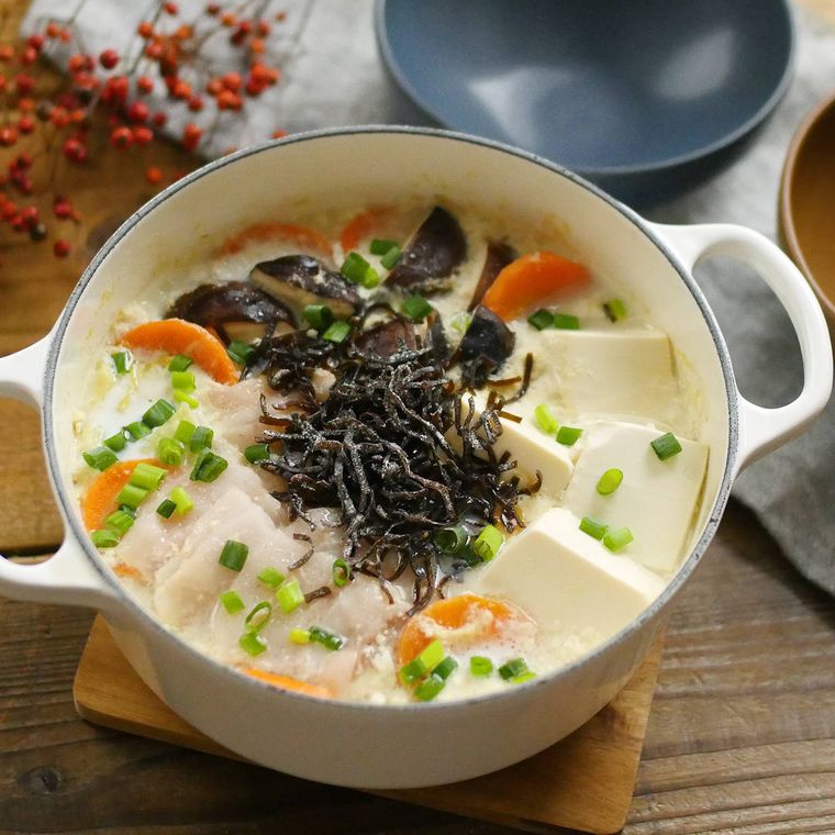 鍋に入った豆乳塩こんぶ鍋
