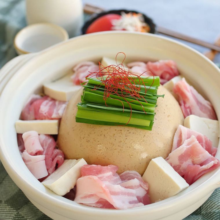 土鍋に入った加熱前の白ごま坦々豆乳鍋