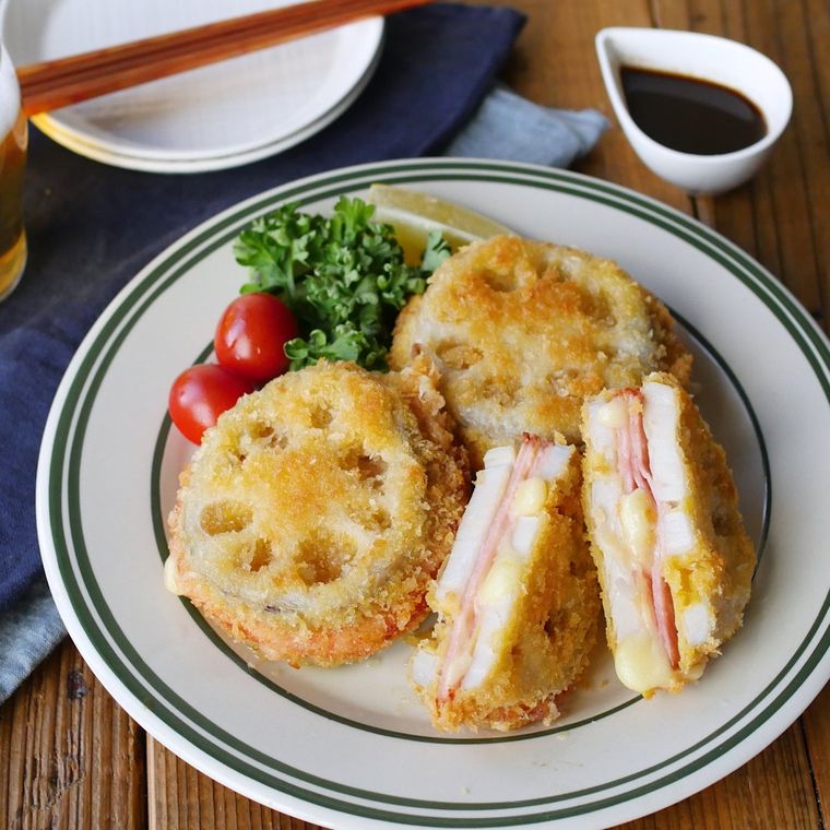 ミニトマト・パセリ・レモンが添えられたれんこんチーズハムカツ