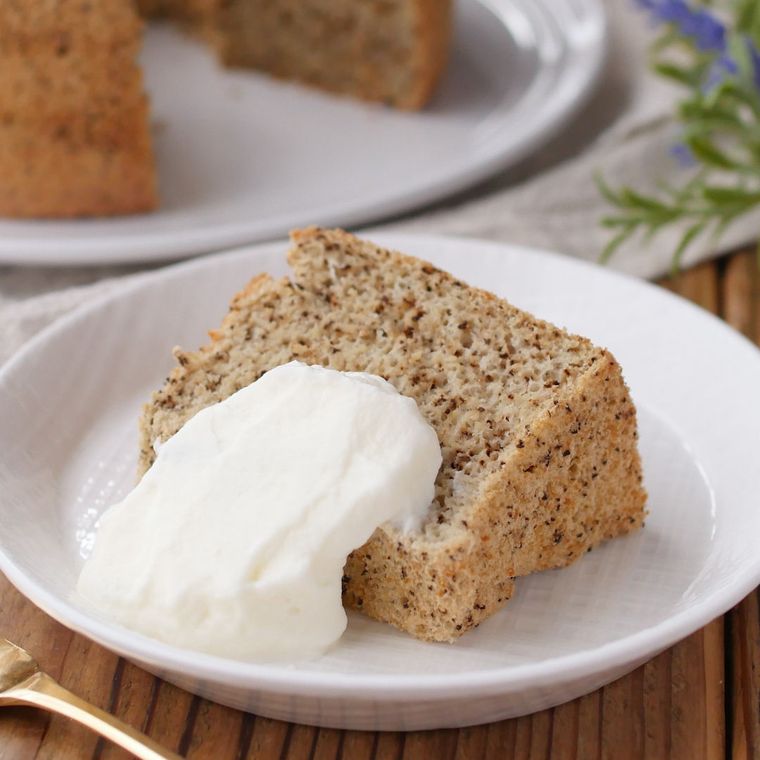 白い皿にのせた豆腐シフォンケーキ