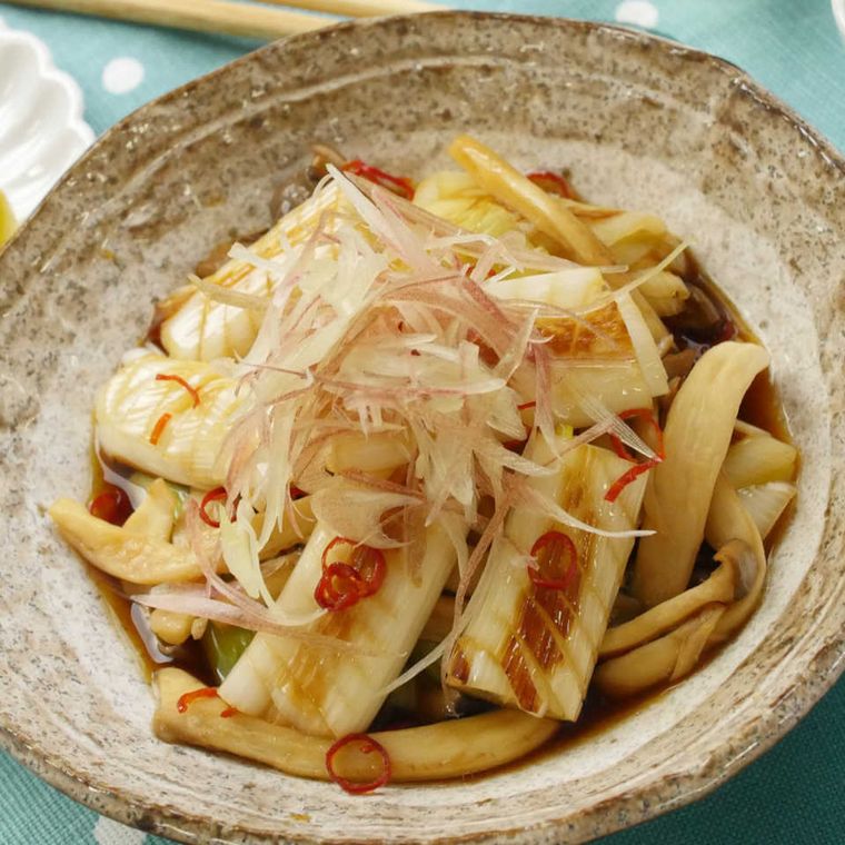 和皿に入った、焼きネギとエリンギのマリネ