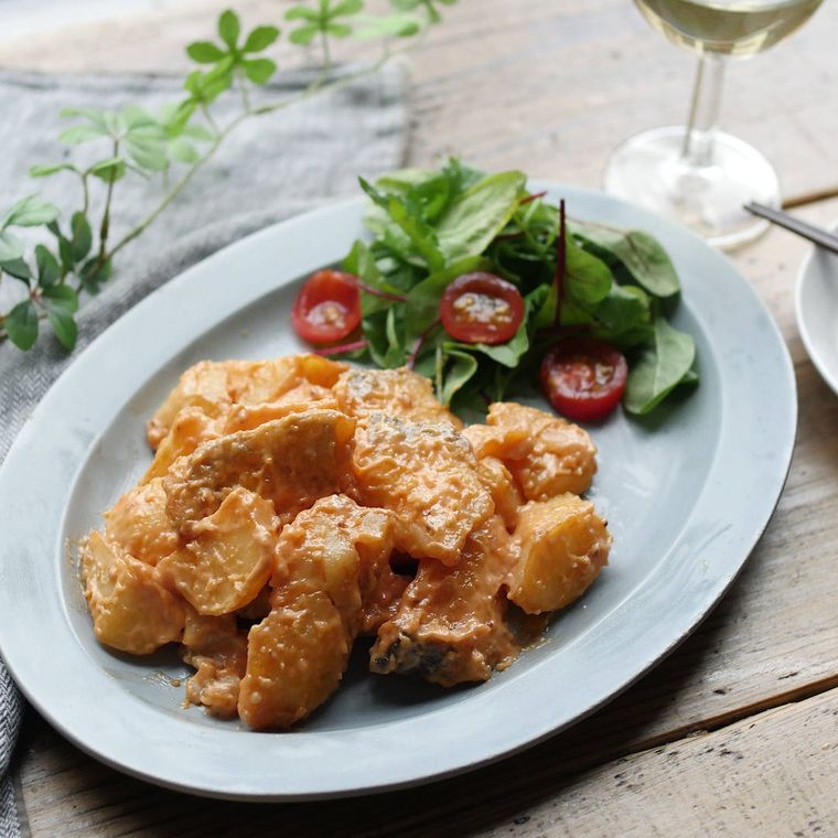 たらとじゃがいものマヨネーズ和えを盛り付けたお皿