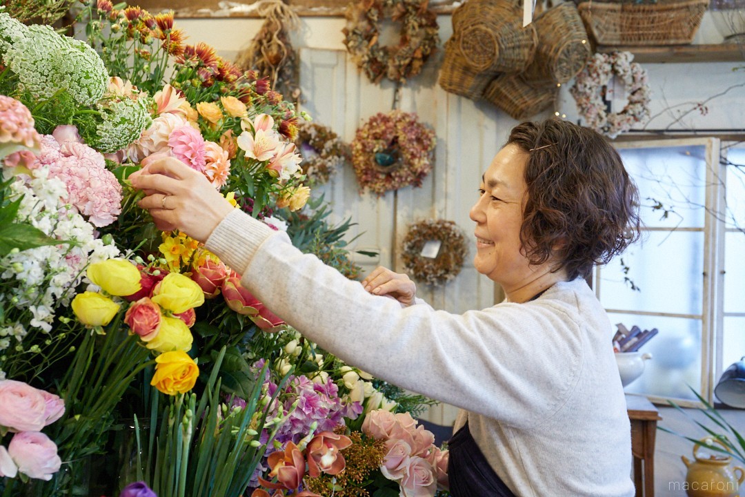 お正月花の簡単アレンジ！キッチンアイテムで生ける方法をプロが伝授 - macaroni