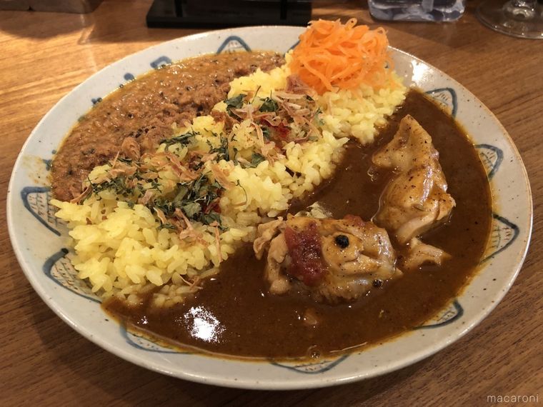 「カレーの店 八月」のチキンカレーあいがけキーマ