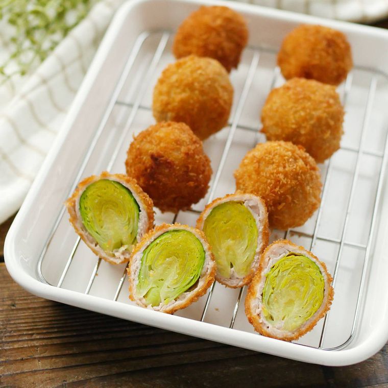 揚げ物バットの上に並べられている芽キャベツフライ