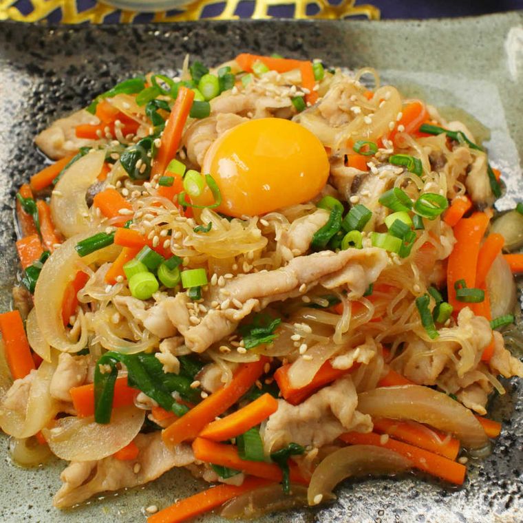 和皿に入った、豚肉・玉ねぎ・人参のチャプチェ風炒め物