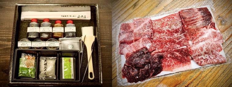 焼肉用の肉とタレやトングが入った黒い箱がテーブルに置かれている