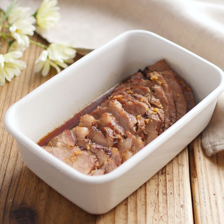 白い容器に入った紅茶煮豚