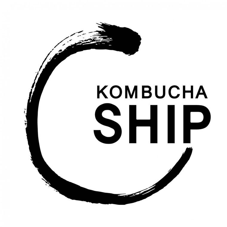 白い背景に黒字で描かれたKOMBUCHA_SHIPのロゴ