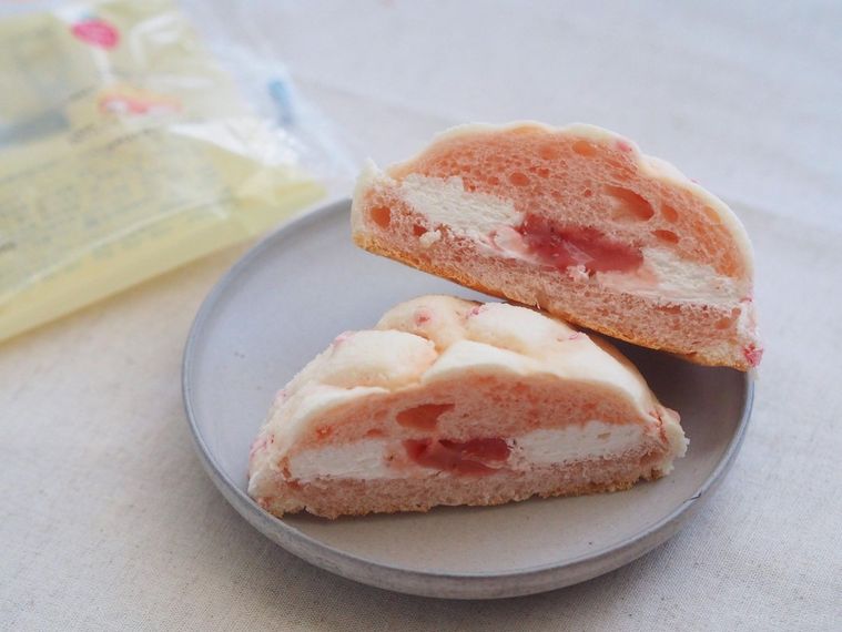 一年中販売してほしい…!ローソン新作「いちごメロンパン」は今一番ときめくコンビニパンの画像