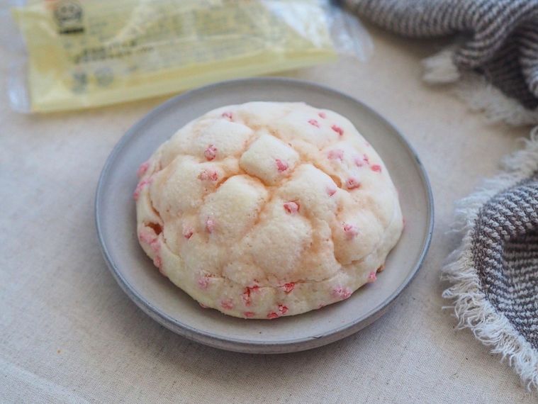 一年中販売してほしい…!ローソン新作「いちごメロンパン」は今一番ときめくコンビニパンの画像