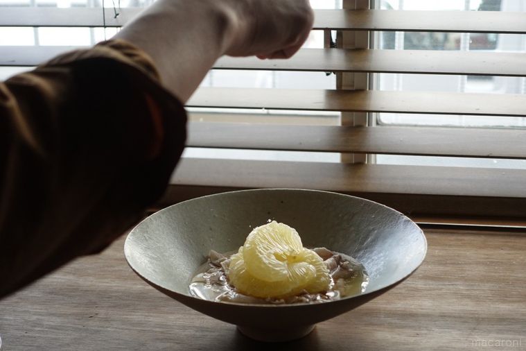 文旦の上から指で塩を散らしている