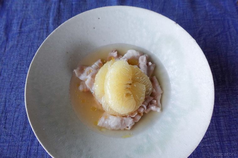 お皿に盛られた文旦の冷しゃぶ