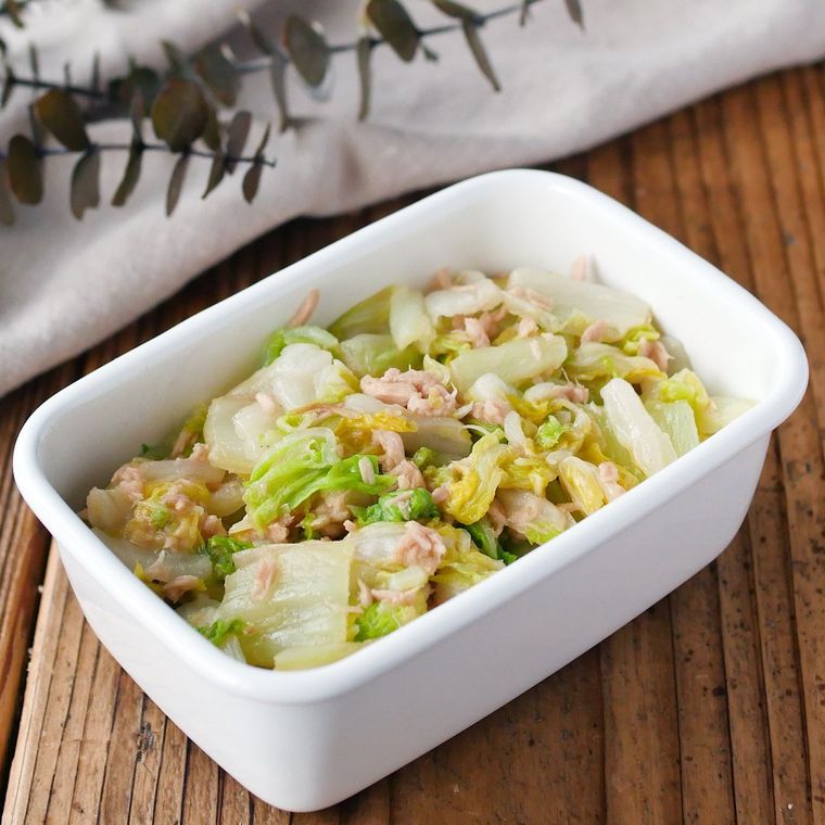 白いホーロー容器に入った白菜とツナのうま塩ナムル