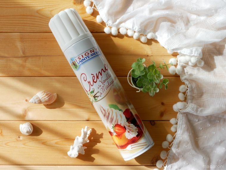 コストコのイズニーサントメールスプレーホイップクリームがテーブルに置かれている