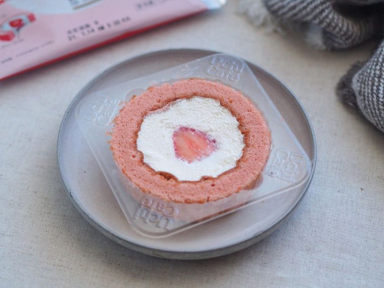 かわいいだけじゃない。ローソン「苺みるくロールケーキ」に隠された秘密とは…の画像