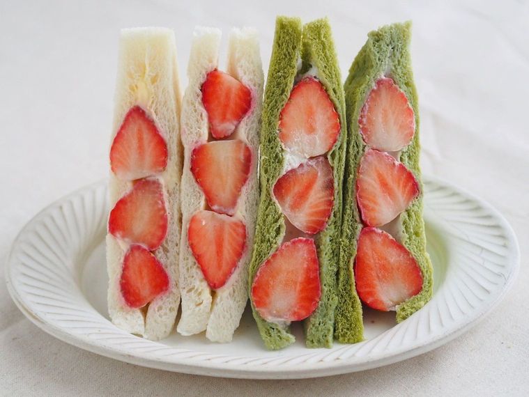 王道と抹茶、どっちが好き?ローソン新作、2種のいちごサンドを食べ比べの画像
