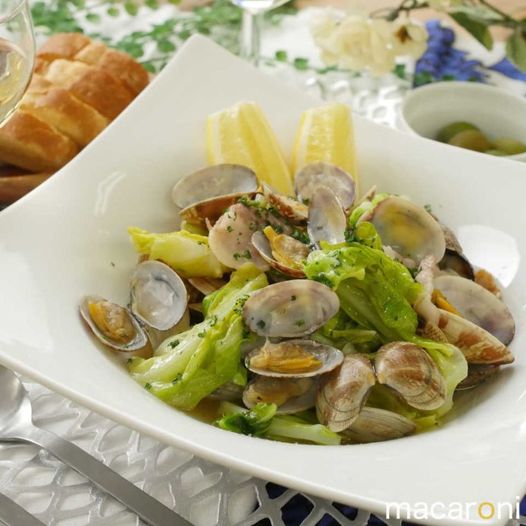 お皿に盛られたあさりとキャベツの豚肉蒸し