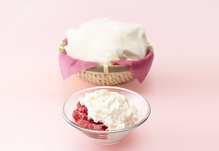 春限定!銀のぶどう「チーズケーキ かご盛り白らら」にいちごソース入りが登場の画像