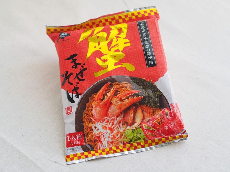 カルディの変わり種インスタント麺!「蟹まぜそば」は180円なのにごほうび感漂う味の画像