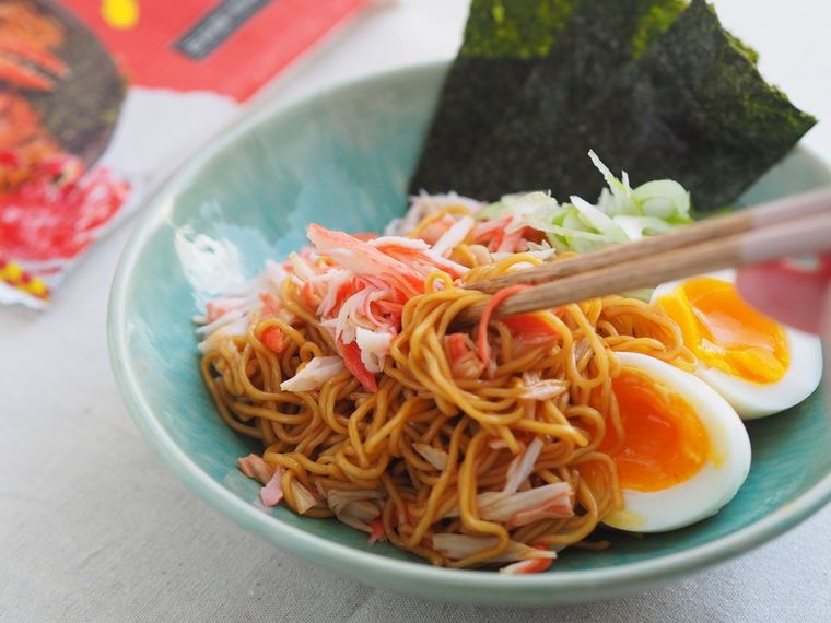 箸で麺をかき混ぜる様子