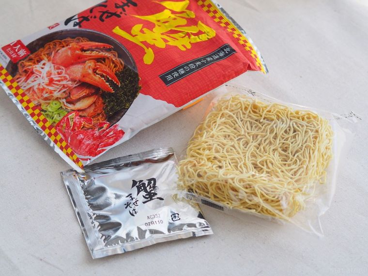 カルディの変わり種インスタント麺!「蟹まぜそば」は180円なのにごほうび感漂う味の画像
