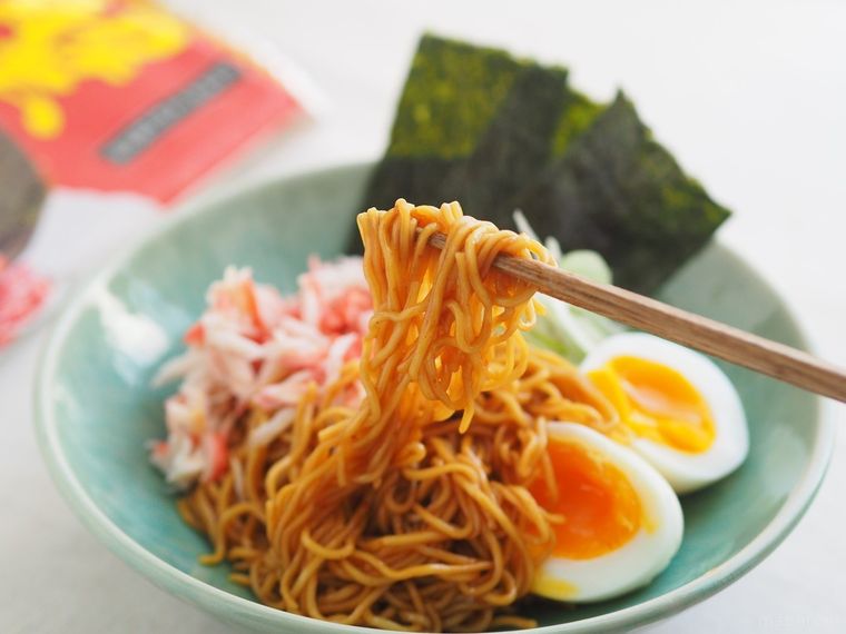 麺を箸で持ち上げる様子