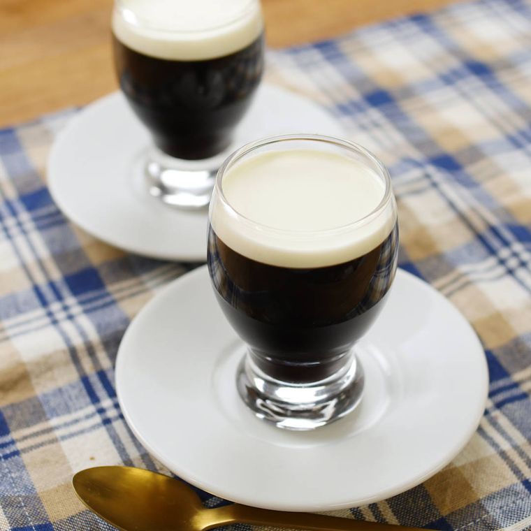 丸みのある小ぶりなグラスに入ったミルクたっぷりのコーヒーゼリー
