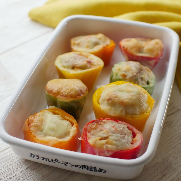 白い保存容器に並べられたカラーピーマンの肉詰め